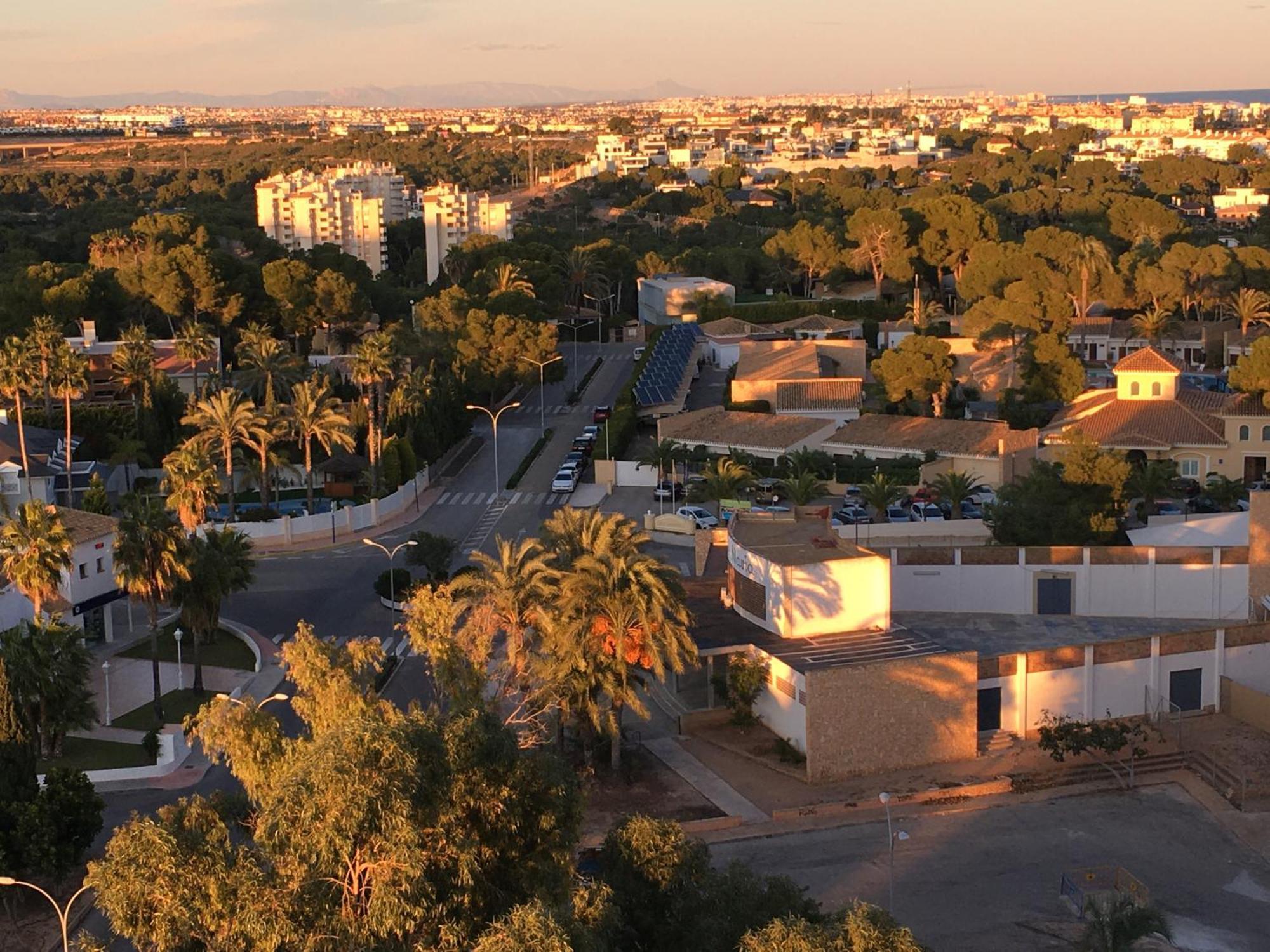 Cosy, Seaview Apartment, Close To Beach And Bars -Edificio Rhin كامبوامور المظهر الخارجي الصورة